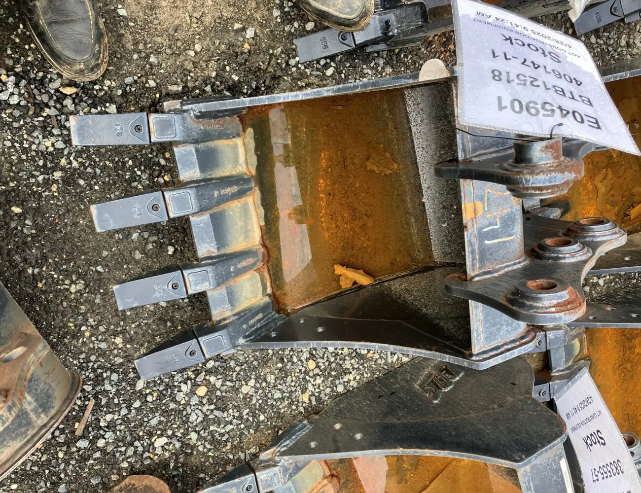 18" Pin-On Bucket w/ Teeth Fits TB225/TB230 - E045901