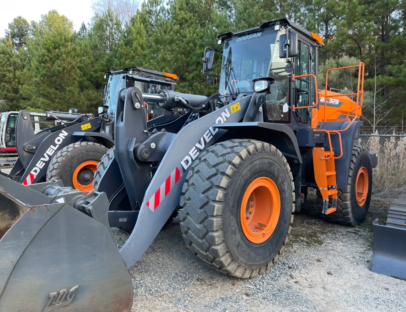 DL320-7 STD FRONT, 4F/3R, LIM SLIP DIFF FRONT/REAR - E041340