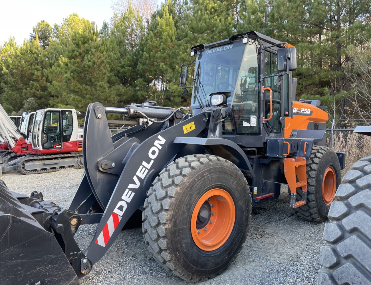 DL250-7 STD FRONT, 5F/3R, HYD LOCK FR, OPEN REAR - E044897