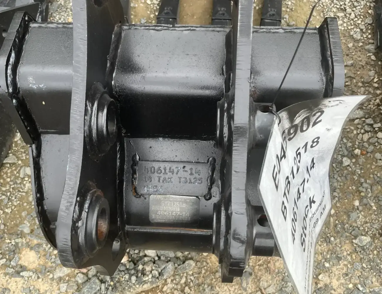 18" Pin-On Bucket w/ Teeth Fits TB225/TB230 - E045902